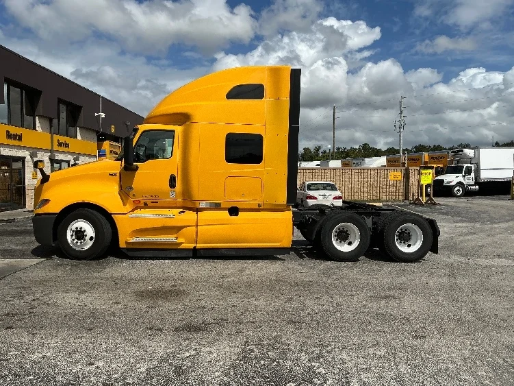 2022 International LT - image 4