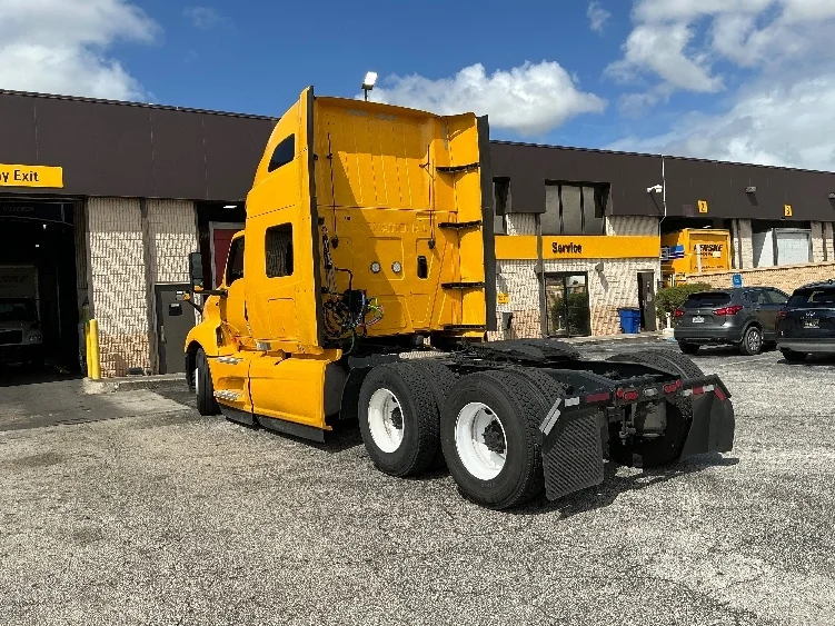 2022 International LT - image 5