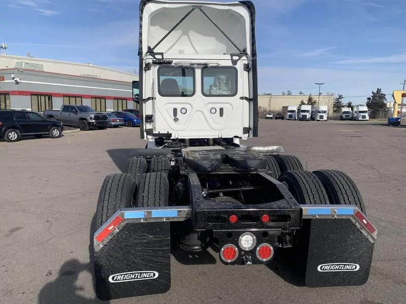 2027 Freightliner Cascadia - image 4