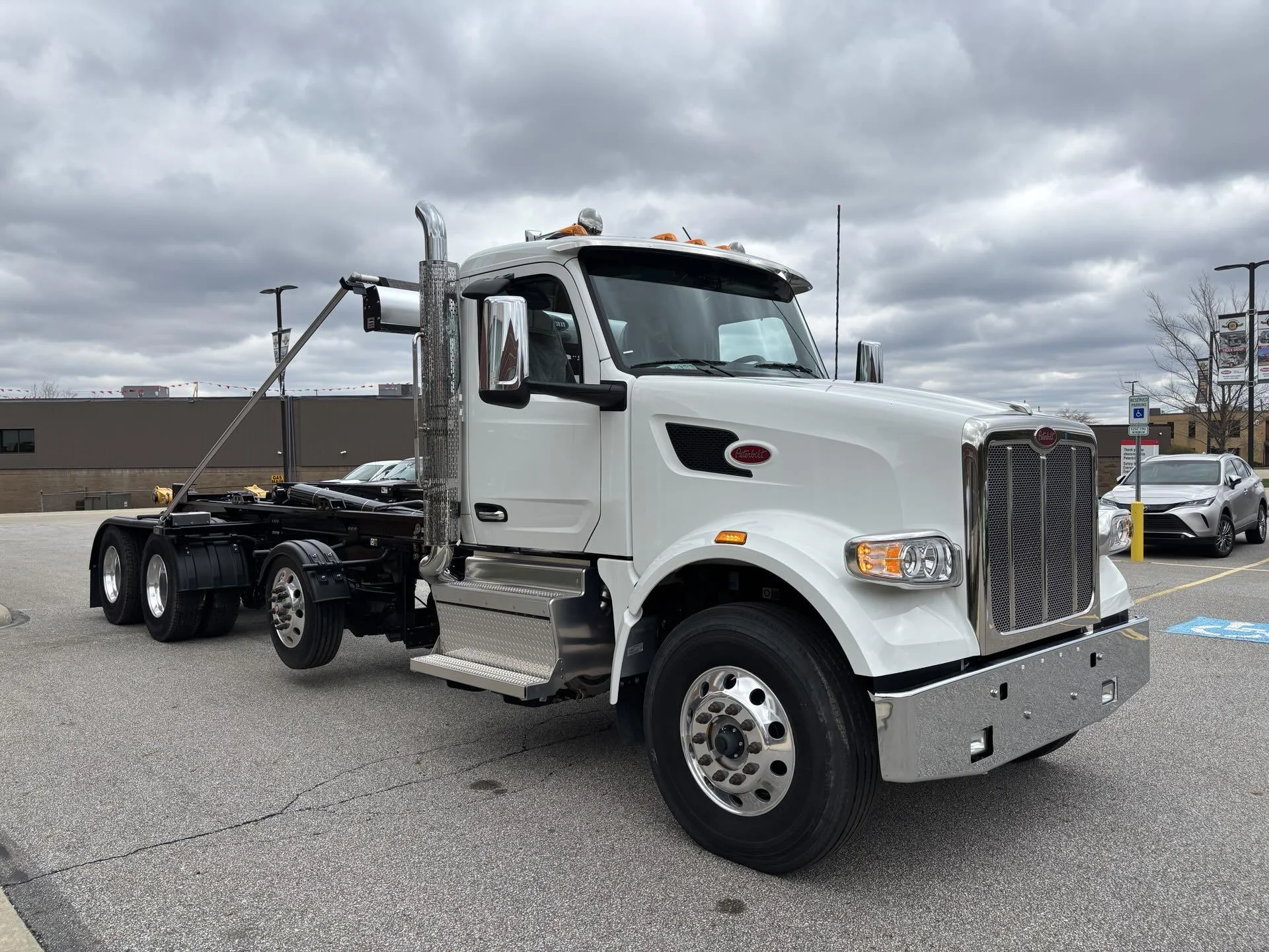 2025 Peterbilt 567 - image 2
