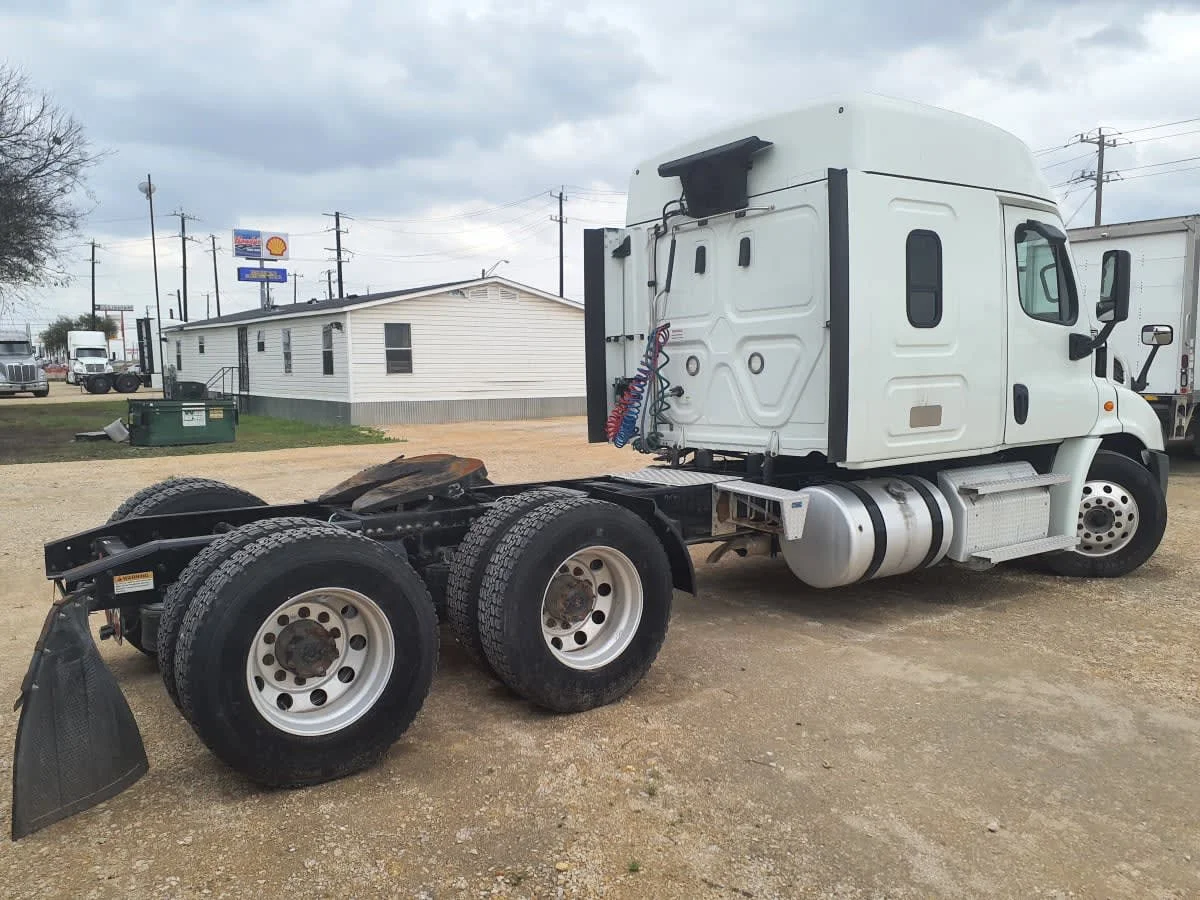 2019 Freightliner Cascadia - image 4
