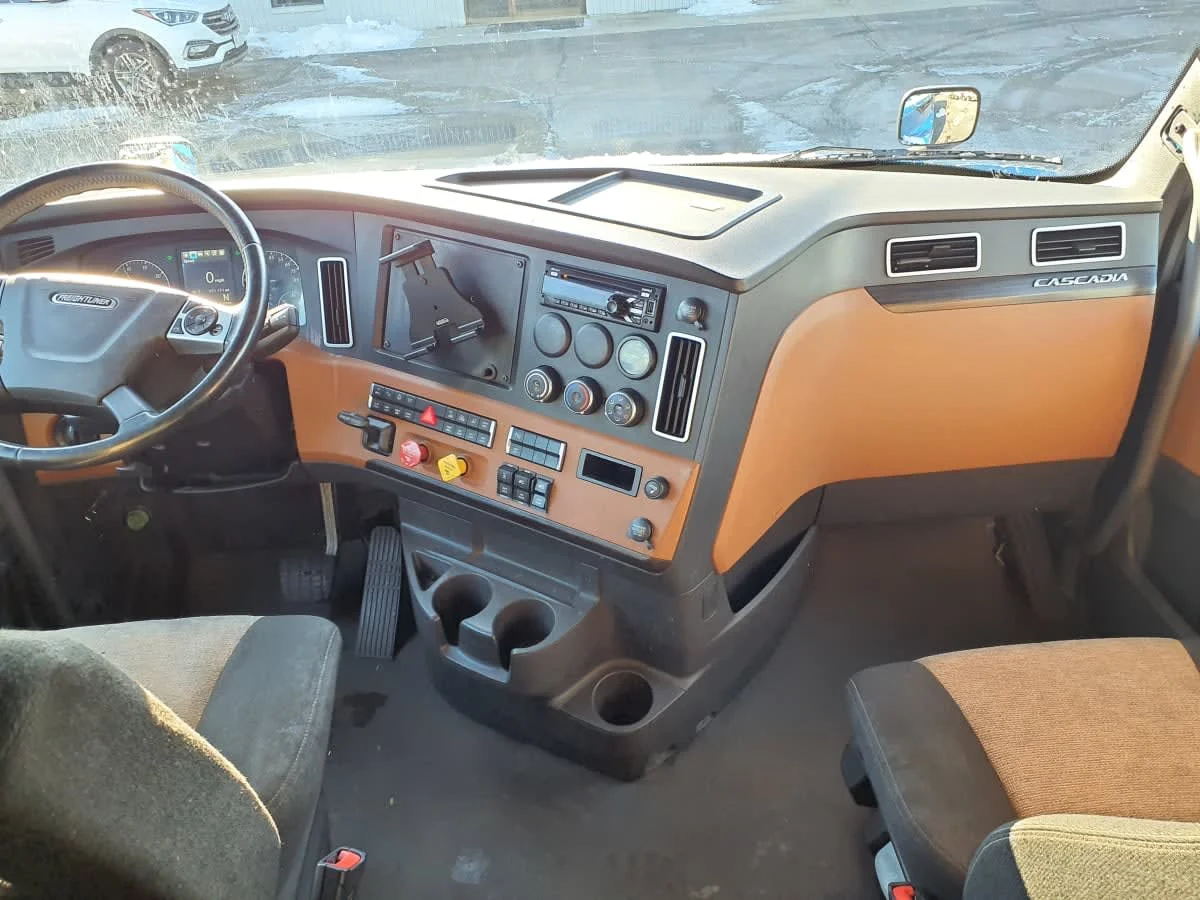 2020 Freightliner Cascadia in Oak Creek, WI — photo 7