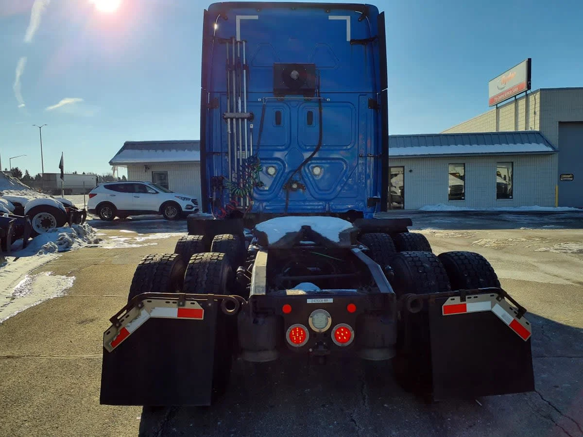 2020 Freightliner Cascadia in Oak Creek, WI — photo 5
