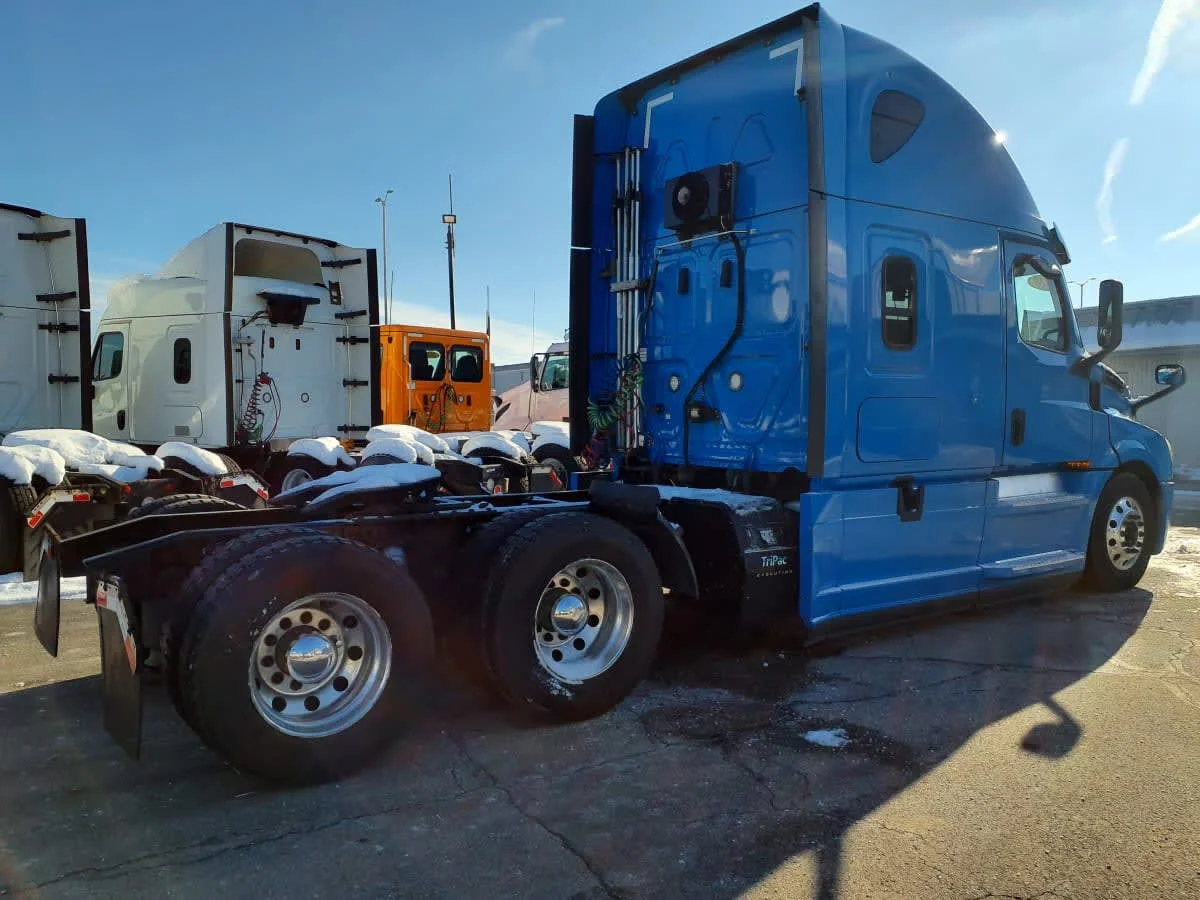 2020 Freightliner Cascadia in Oak Creek, WI — photo 4