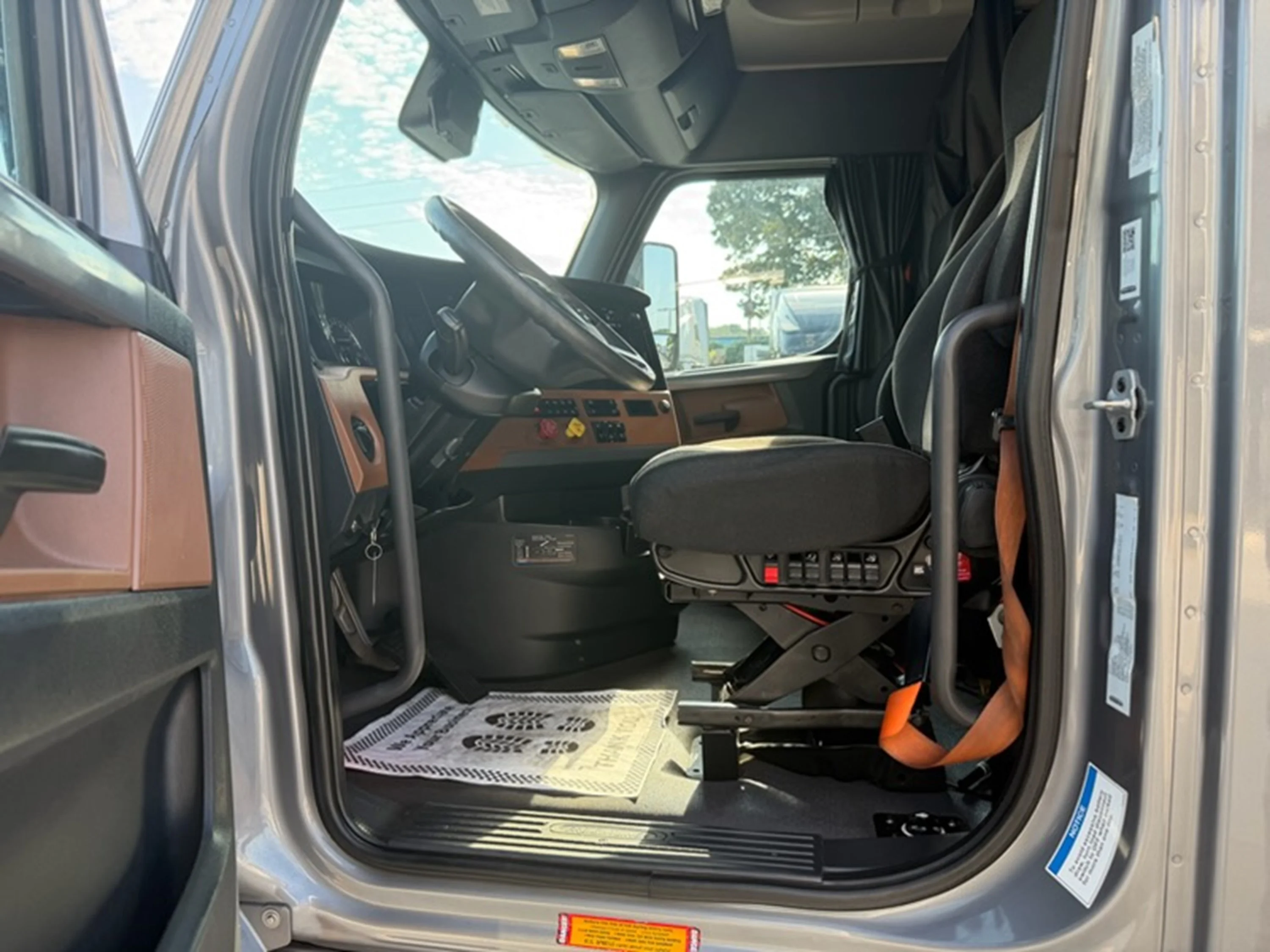 2022 Freightliner Cascadia — photo 8
