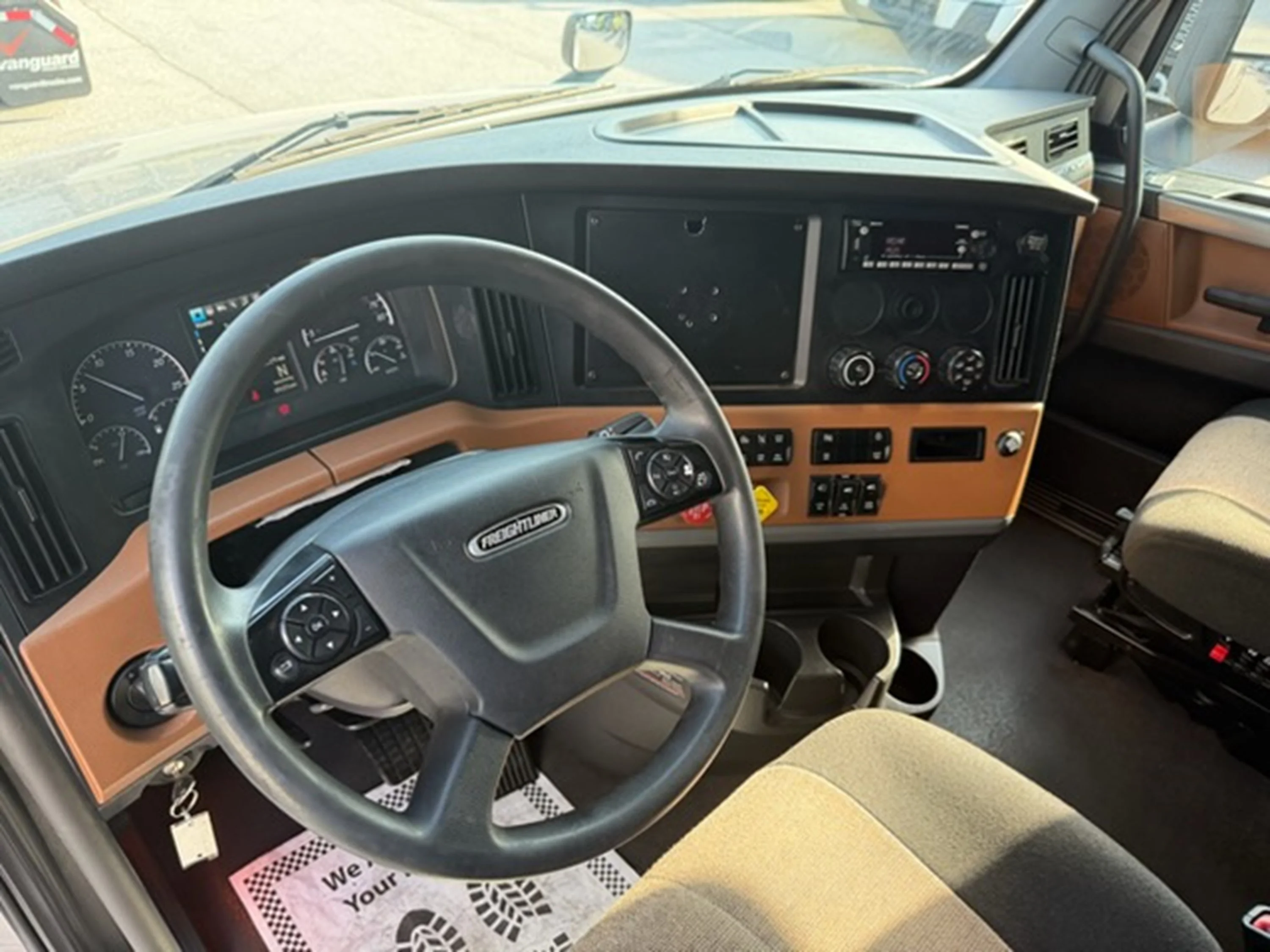 2022 Freightliner Cascadia — photo 9