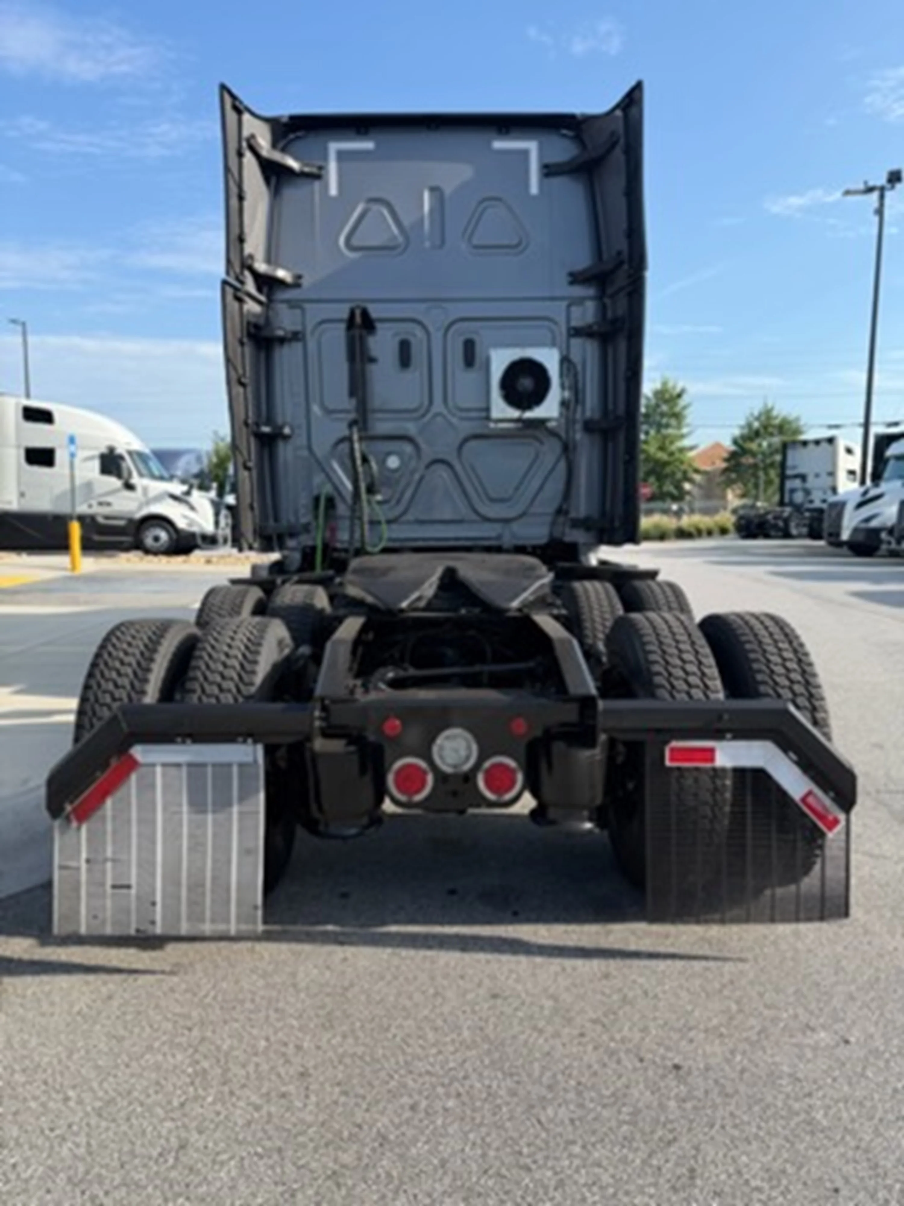 2022 Freightliner Cascadia — photo 4