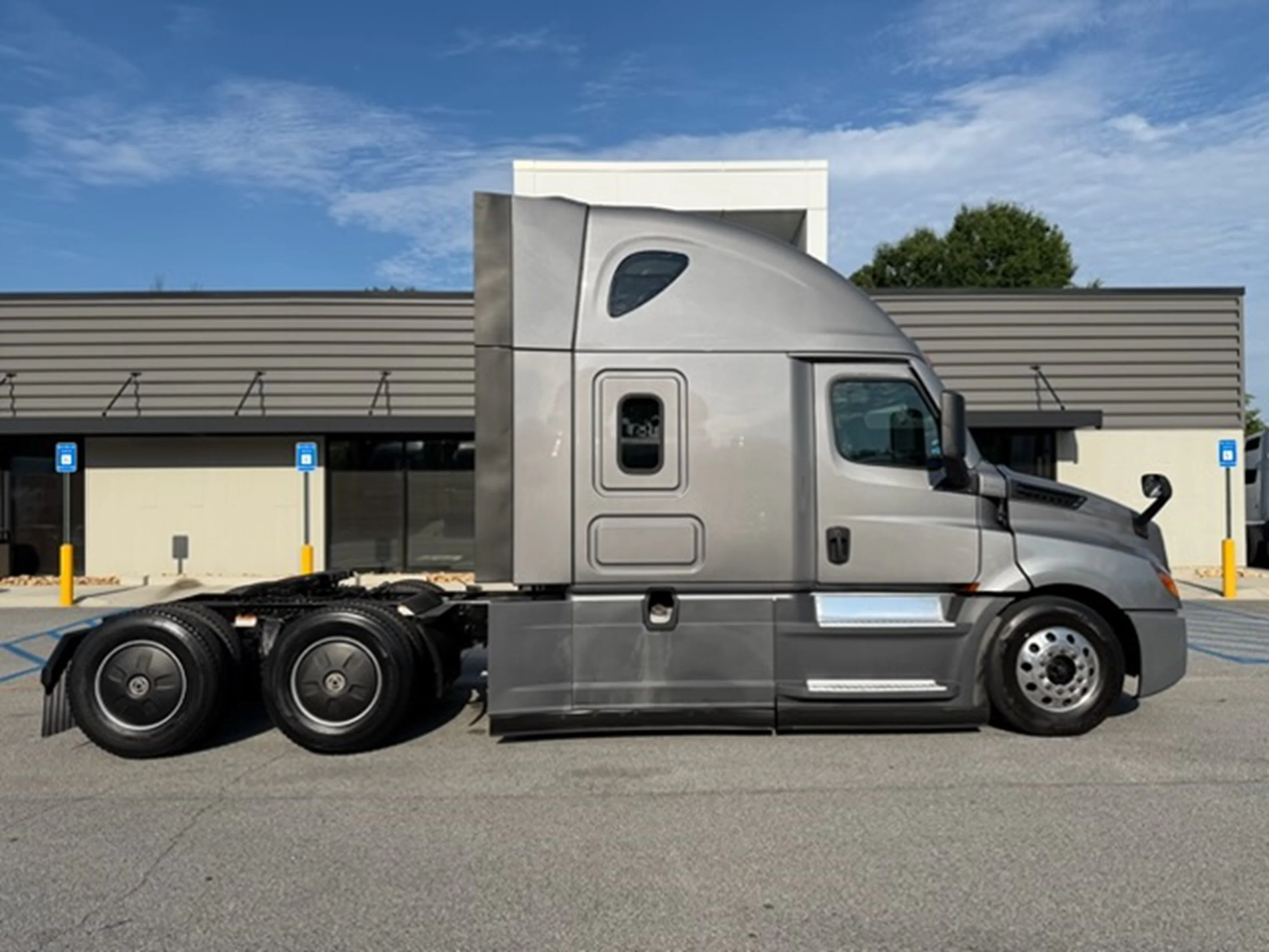 2022 Freightliner Cascadia — photo 2
