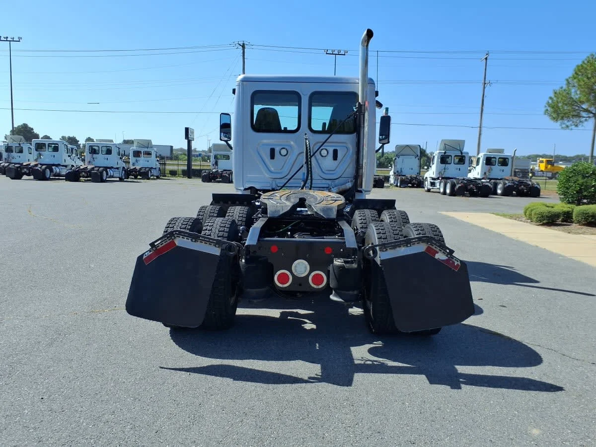 2018 Freightliner Cascadia in North Little Rock, AR — photo 5