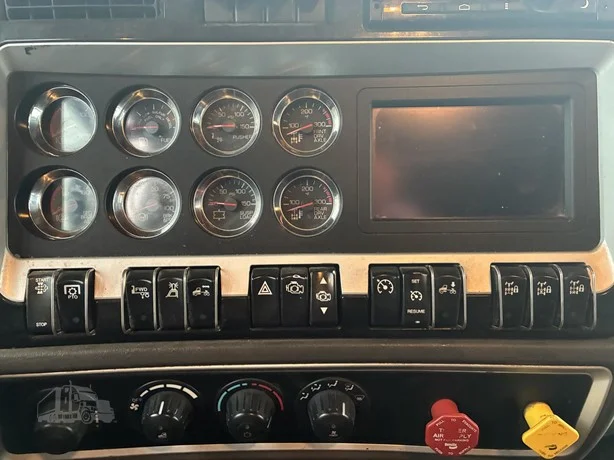 2020 Kenworth T800 - image 10