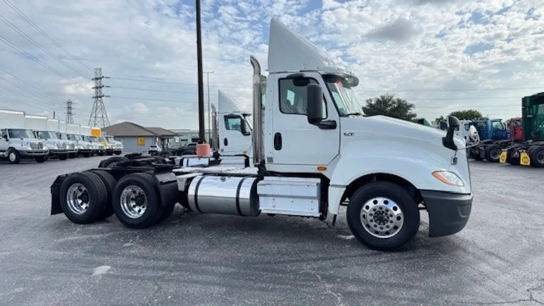 2018 International LT - image 2