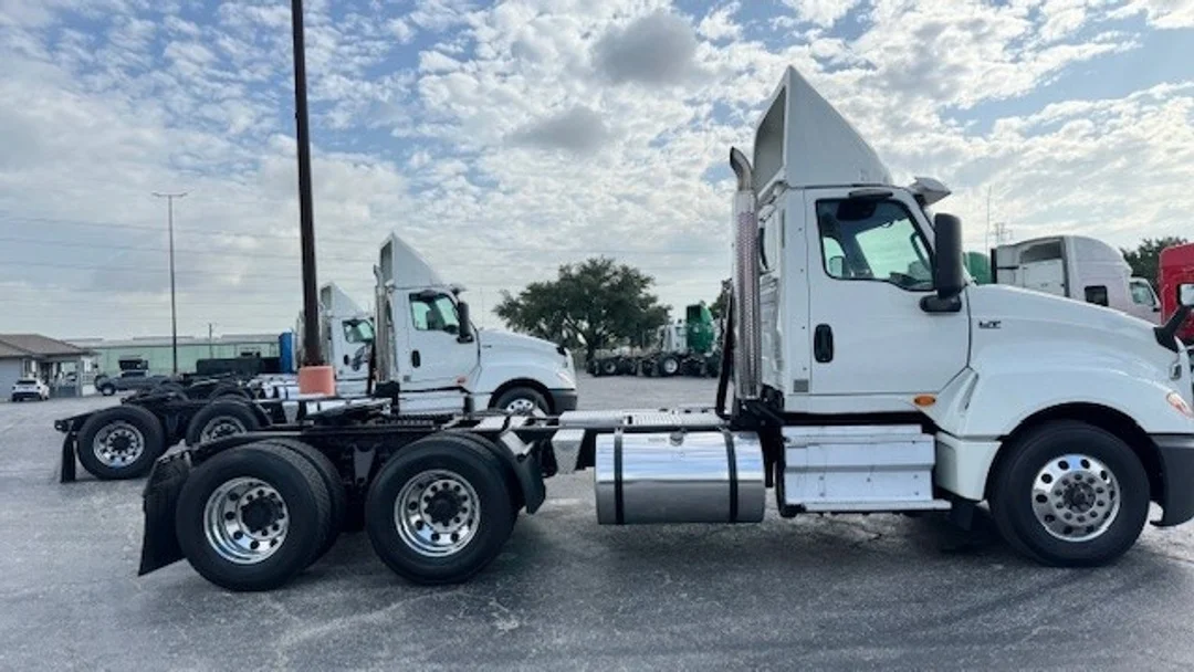 2018 International LT - image 4