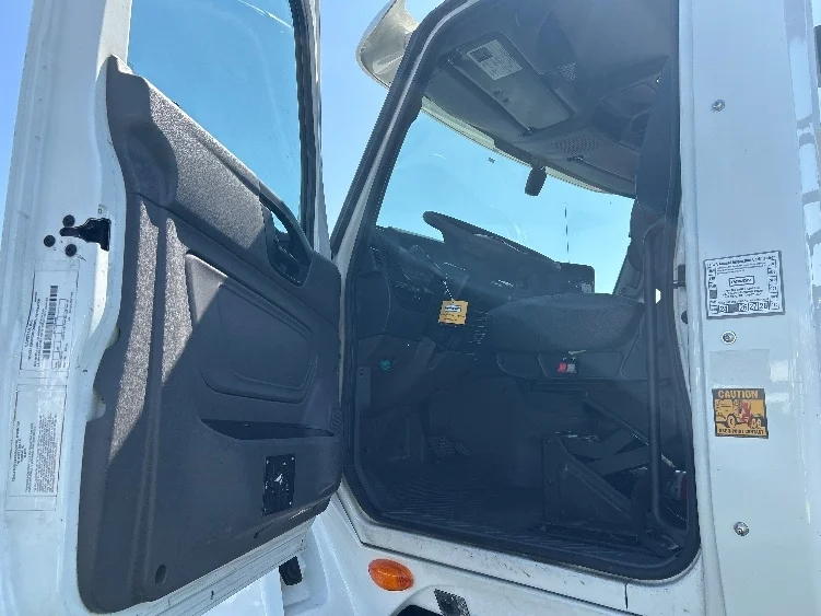 2019 International LT - image 9