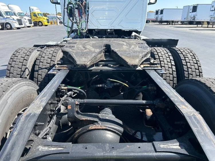 2019 International LT - image 6