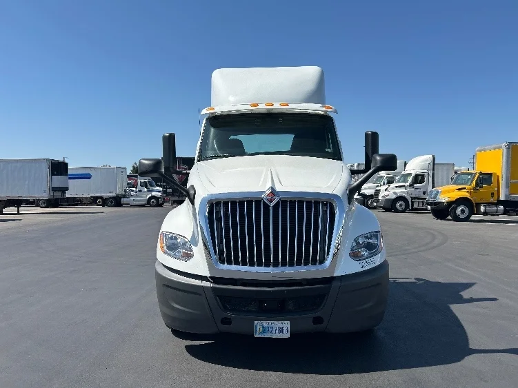 2019 International LT - image 2