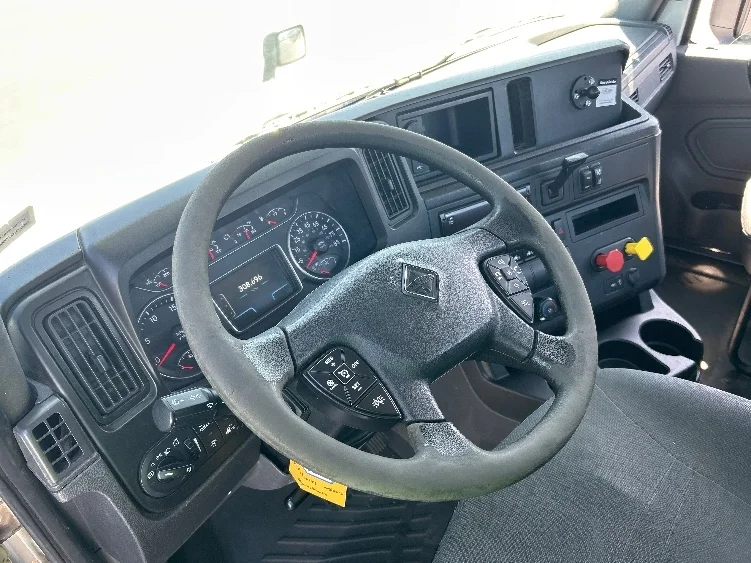 2019 International LT - image 10