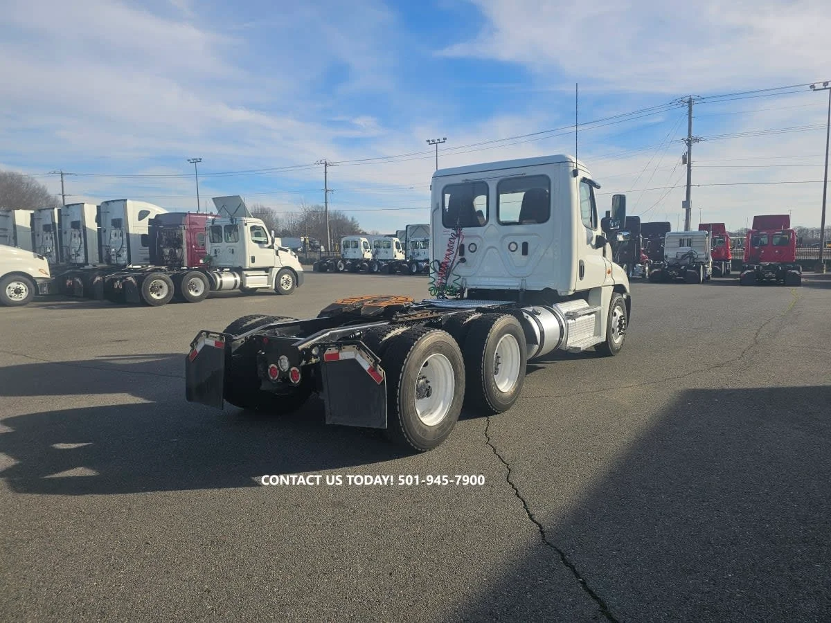 2019 Freightliner Cascadia - image 4