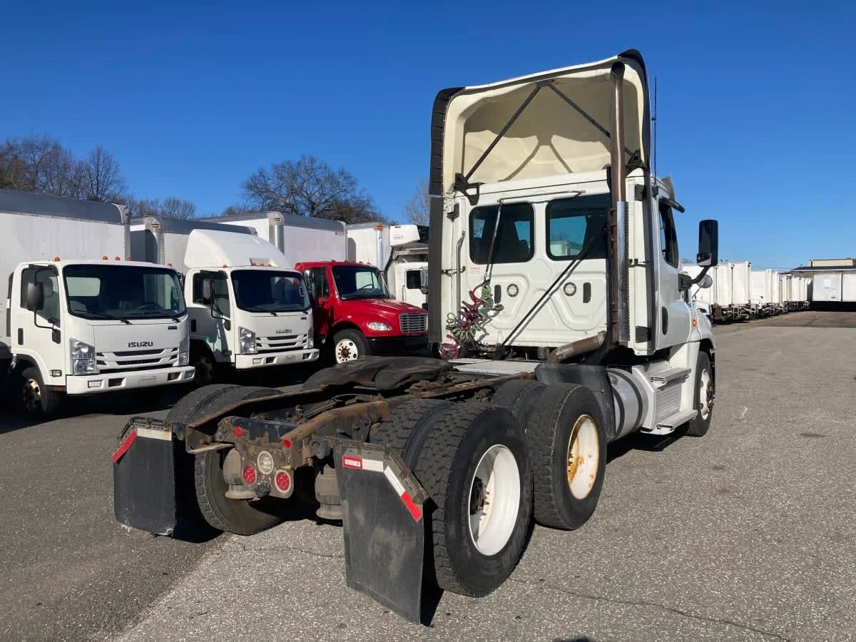 2020 Freightliner Cascadia - image 4