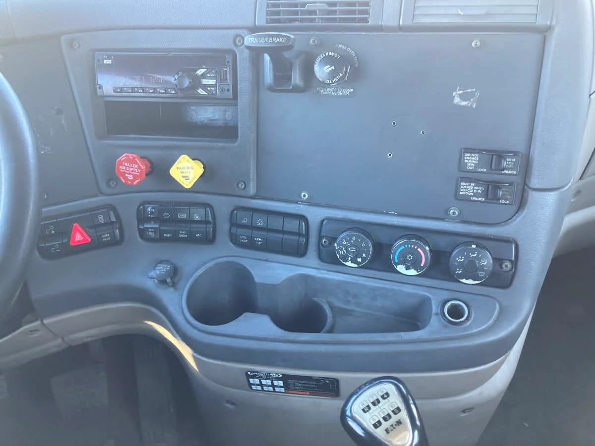 2020 Freightliner Cascadia - image 12