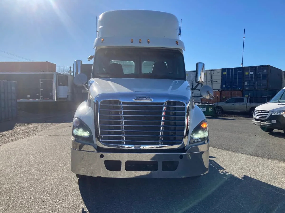 2020 Freightliner Cascadia - image 2
