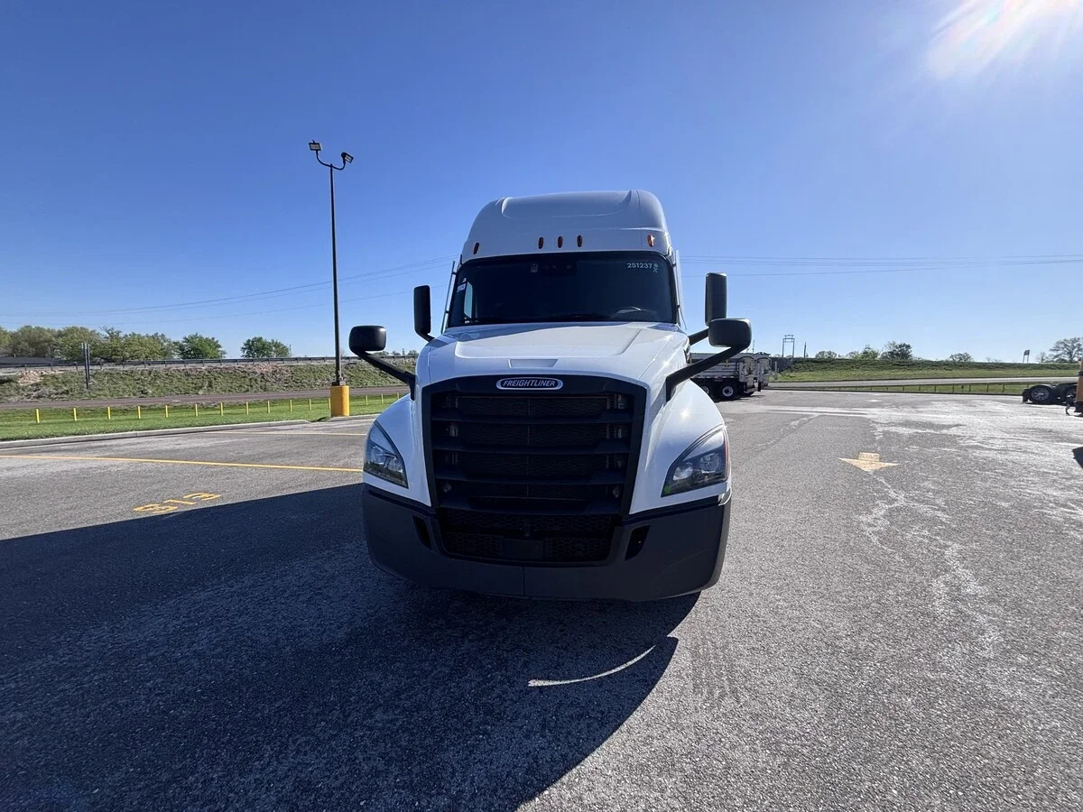 2025 Freightliner Cascadia - image 2