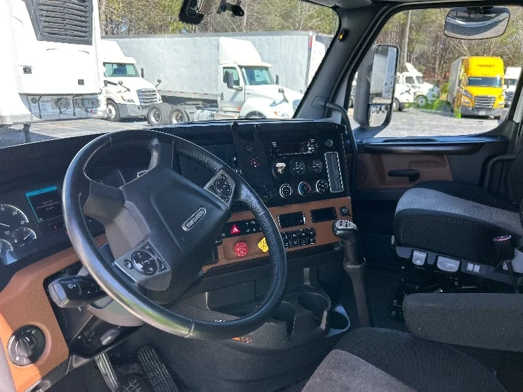 2020 Freightliner Cascadia - image 10