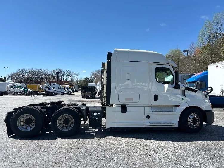 2020 Freightliner Cascadia - image 8