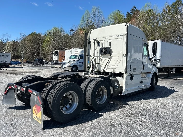 2020 Freightliner Cascadia - image 7