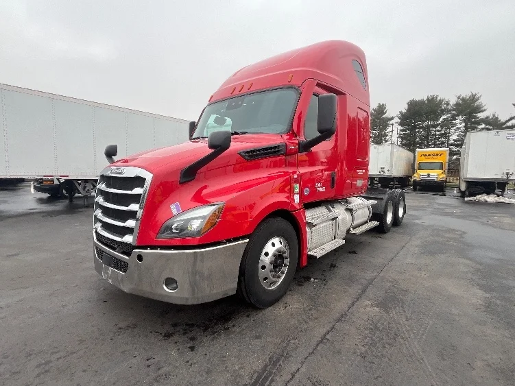 2021 Freightliner Cascadia in Cranbury, NJ — photo 3