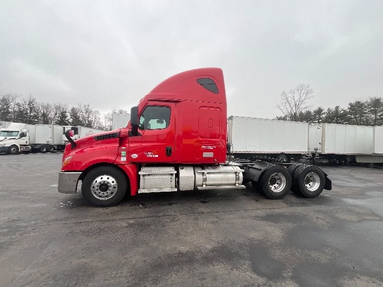 2021 Freightliner Cascadia in Cranbury, NJ — photo 4