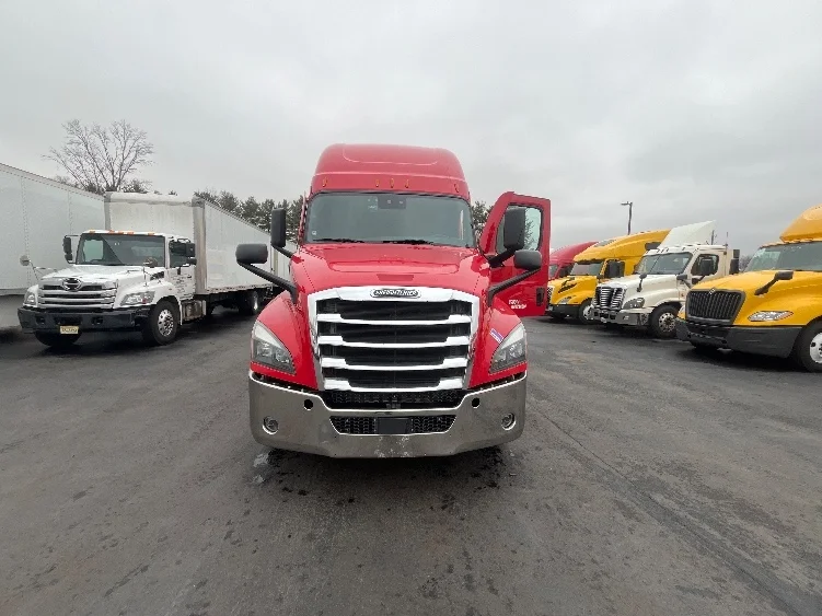 2021 Freightliner Cascadia in Cranbury, NJ — photo 2