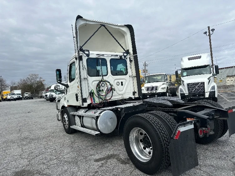 2020 Freightliner Cascadia - image 5