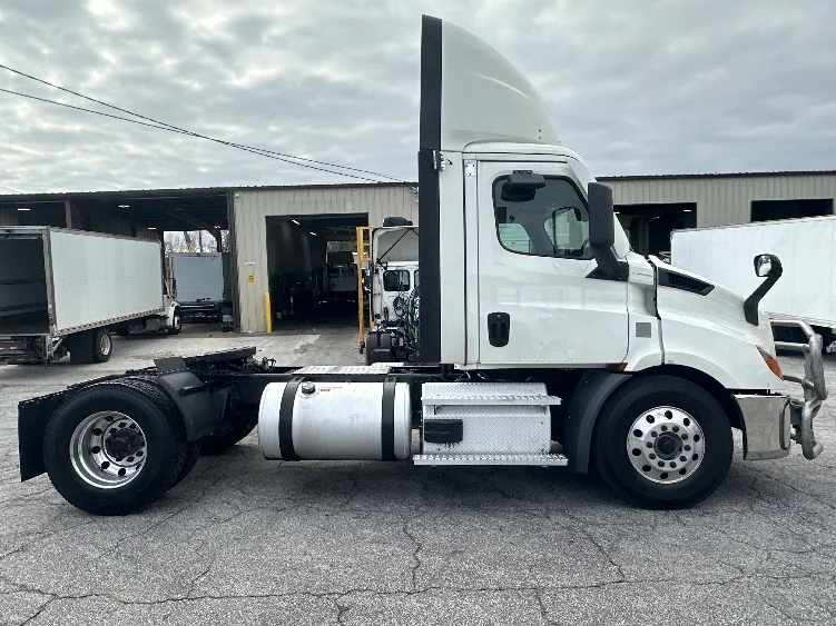 2020 Freightliner Cascadia - image 8