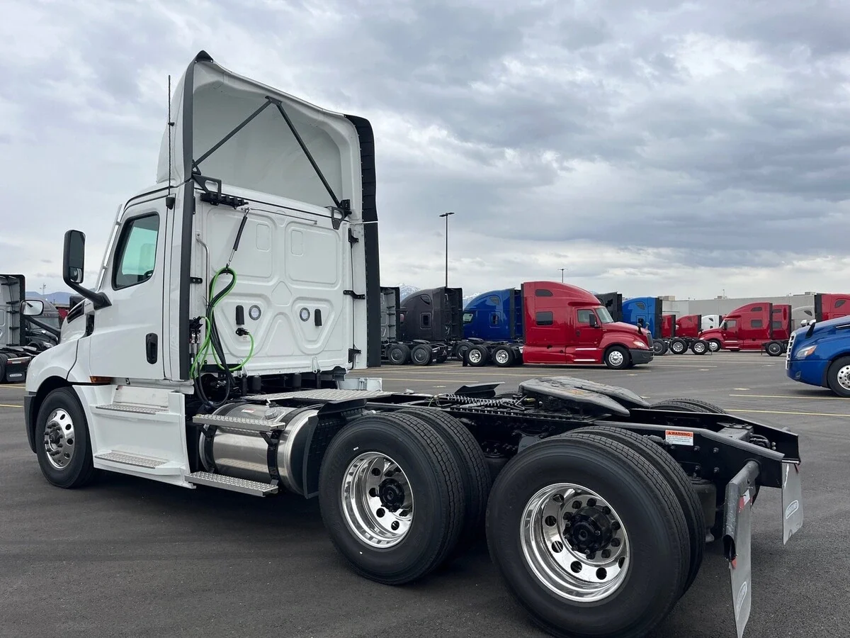 2027 Freightliner Cascadia — photo 7