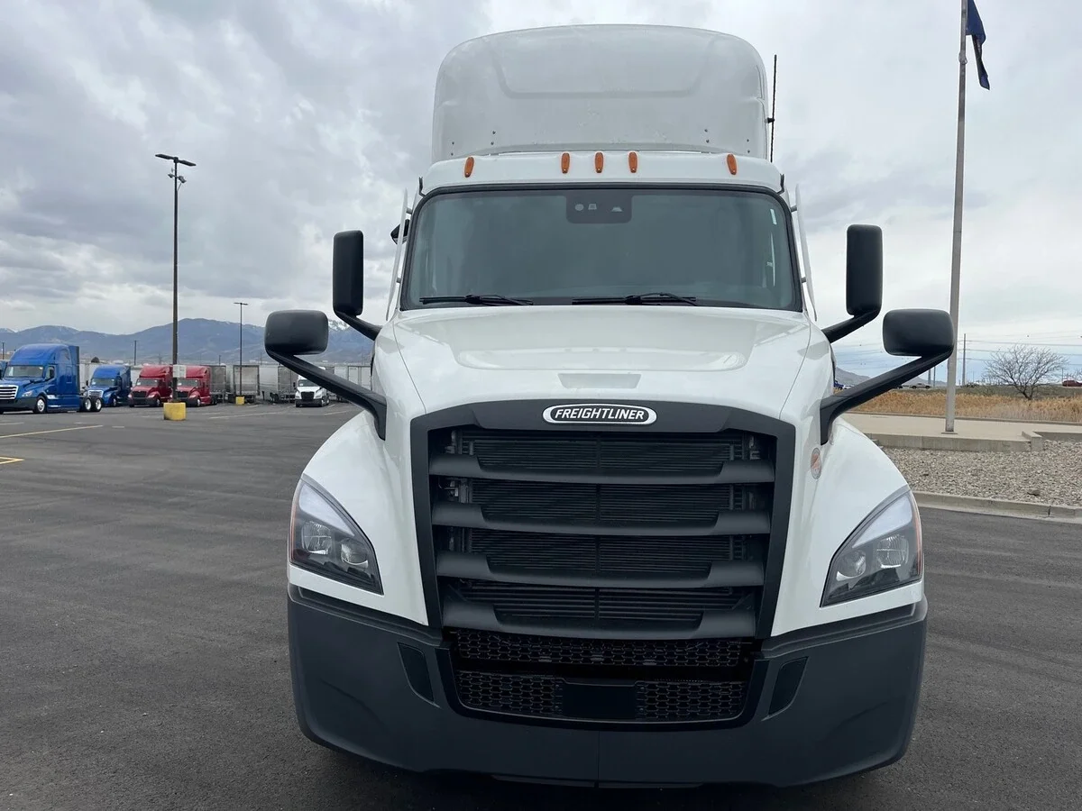 2027 Freightliner Cascadia - image 2