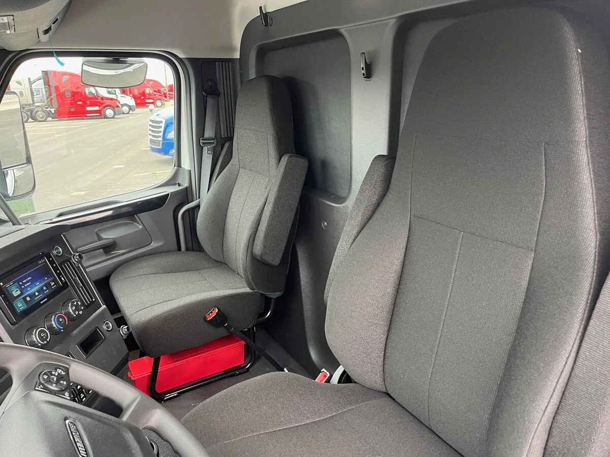 2027 Freightliner Cascadia — photo 9