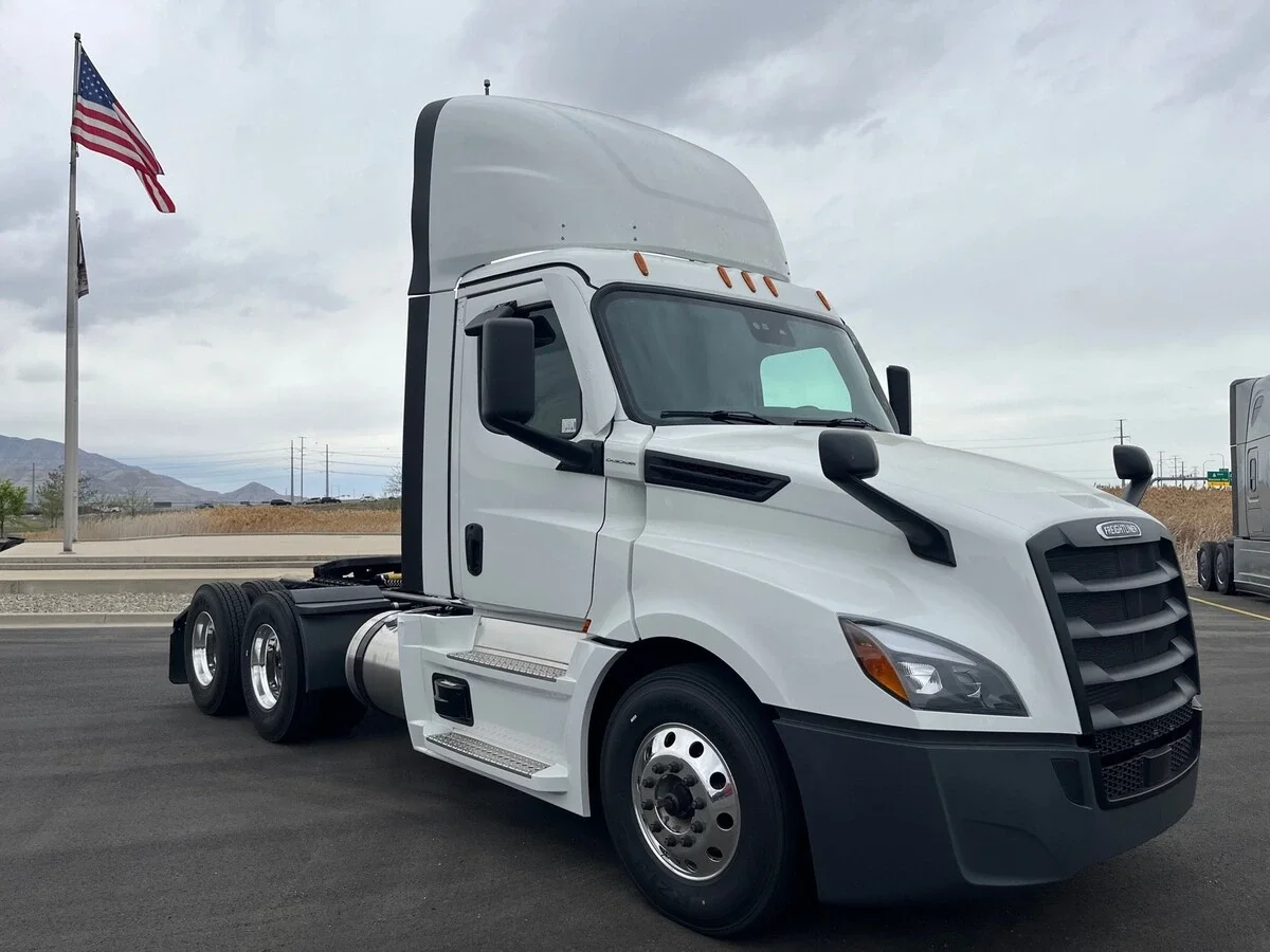 2027 Freightliner Cascadia — photo 3