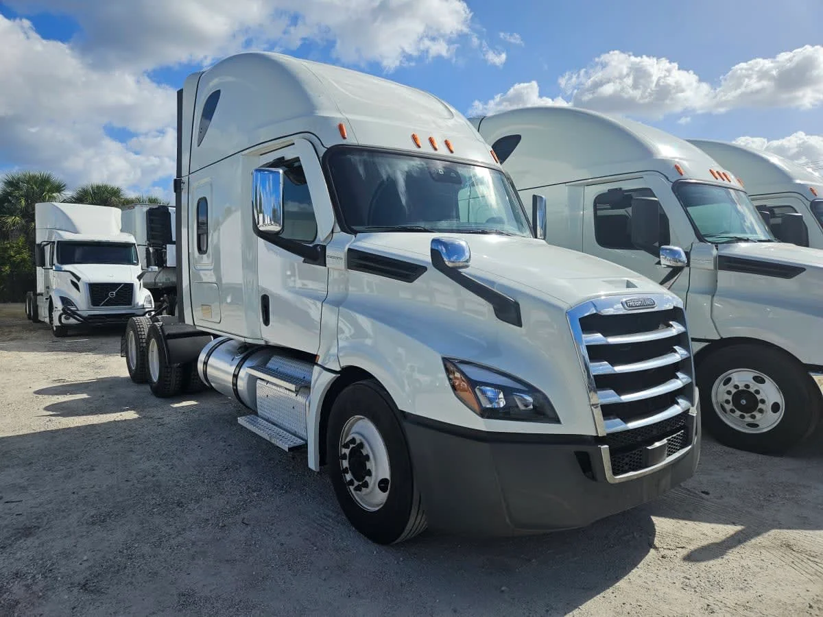 2022 Freightliner Cascadia in Orlando, FL — photo 3