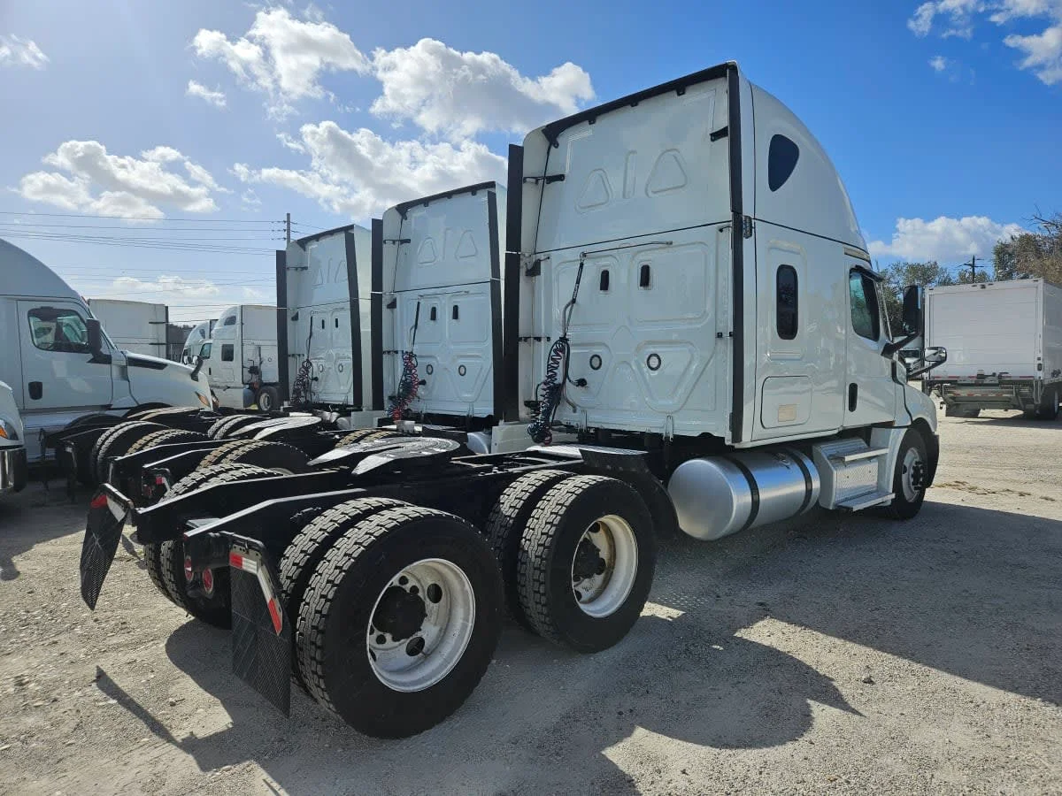 2022 Freightliner Cascadia in Orlando, FL — photo 4