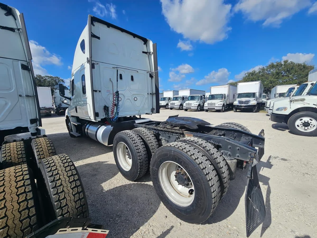 2022 Freightliner Cascadia in Orlando, FL — photo 6