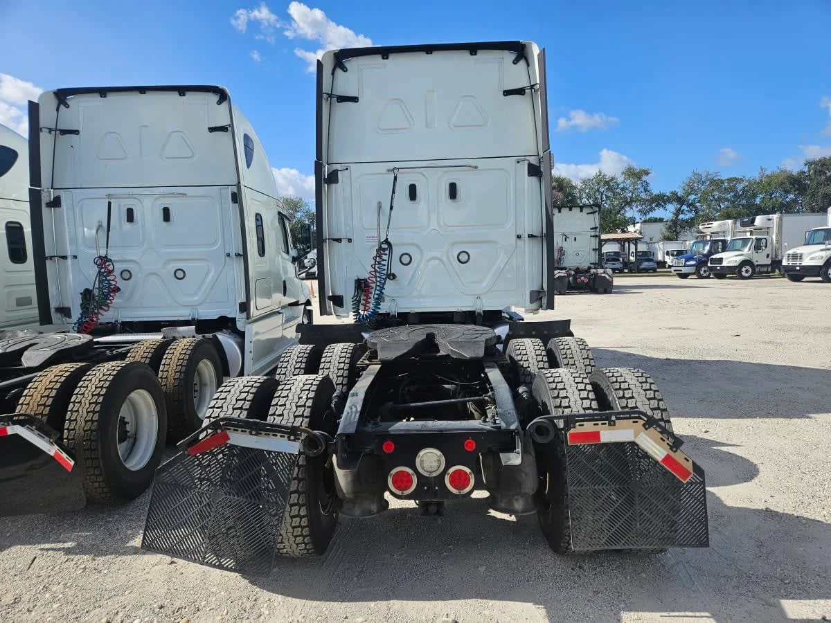 2022 Freightliner Cascadia in Orlando, FL — photo 5