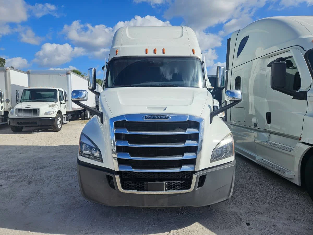 2022 Freightliner Cascadia in Orlando, FL — photo 2