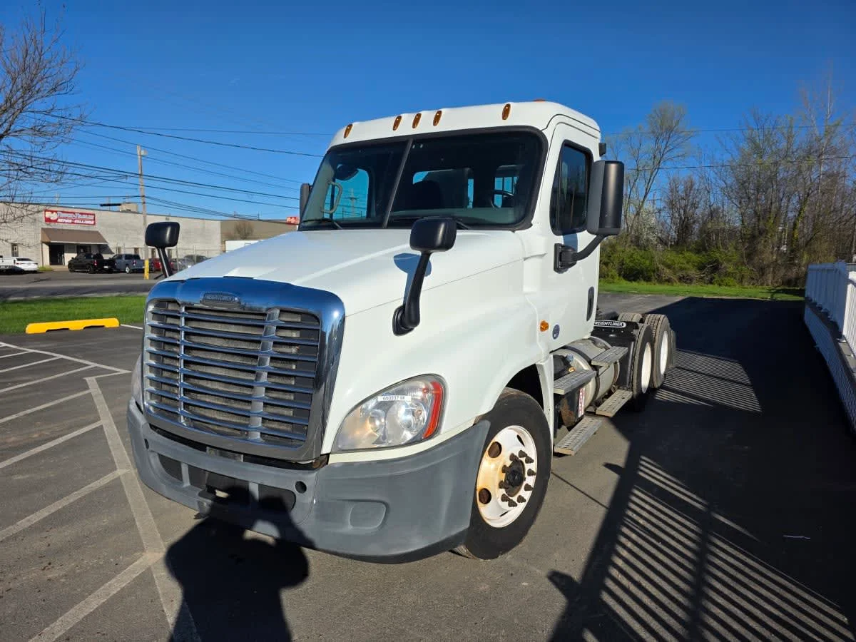 2016 Freightliner Cascadia - image 1