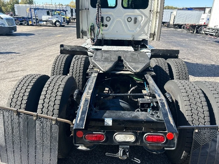2021 Freightliner Cascadia - image 6
