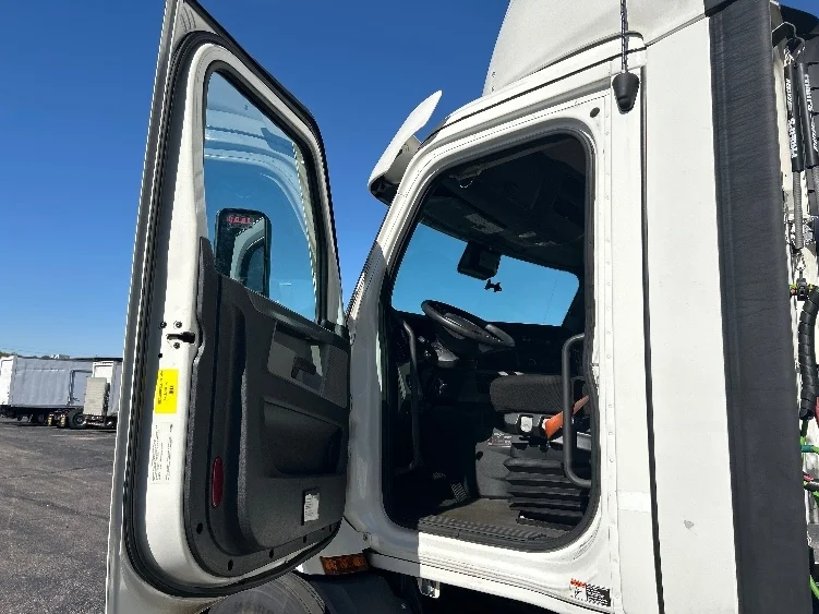 2021 Freightliner Cascadia - image 9