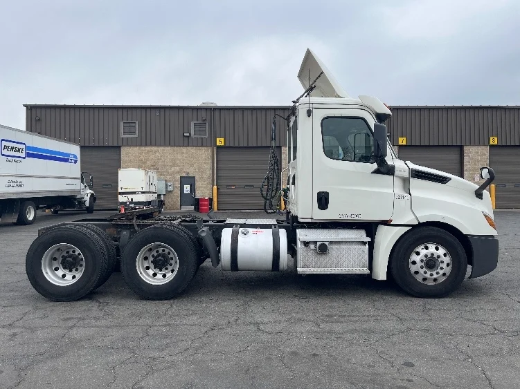 2019 Freightliner Cascadia in Parsippany, NJ — photo 8