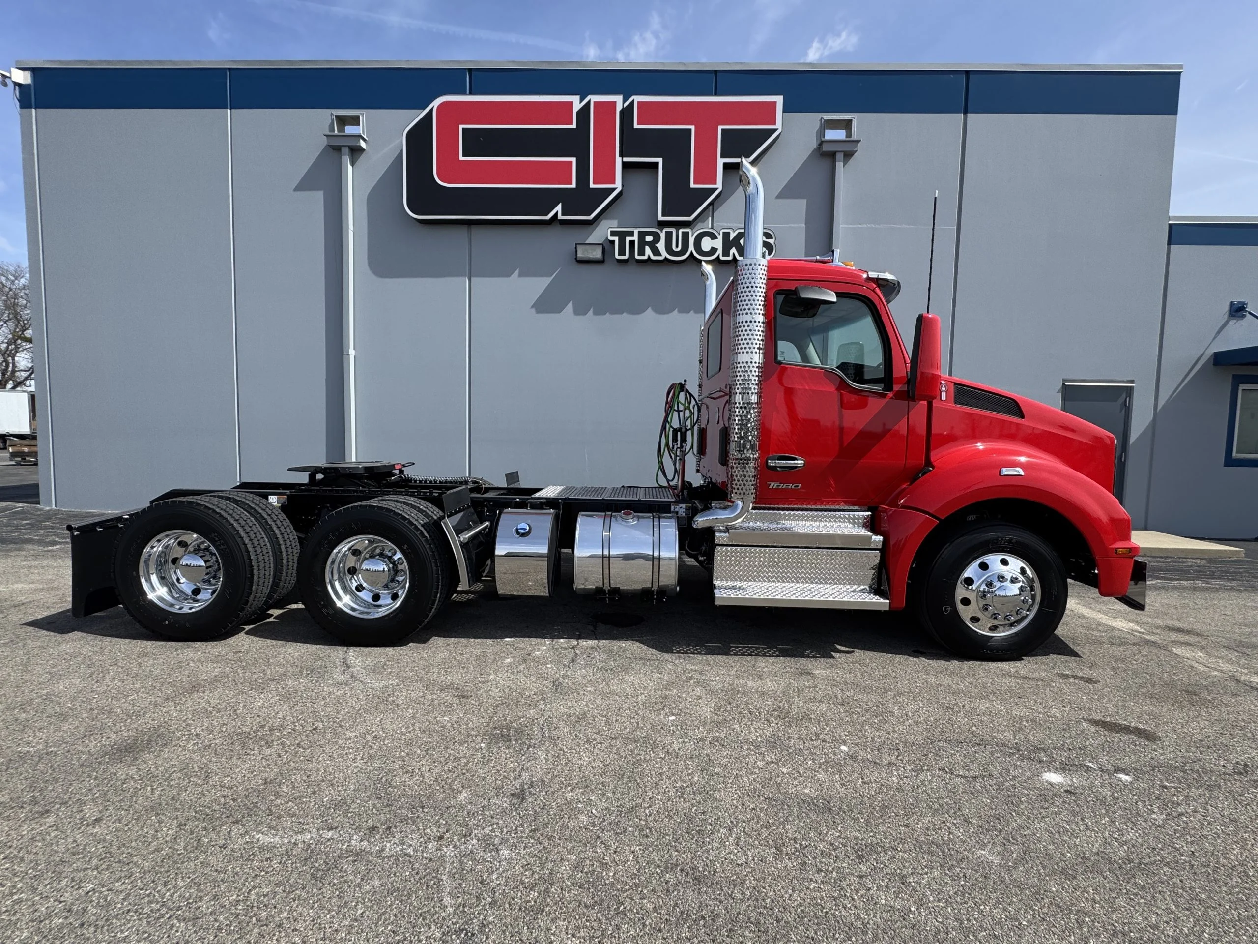 2027 Kenworth T880 - image 4