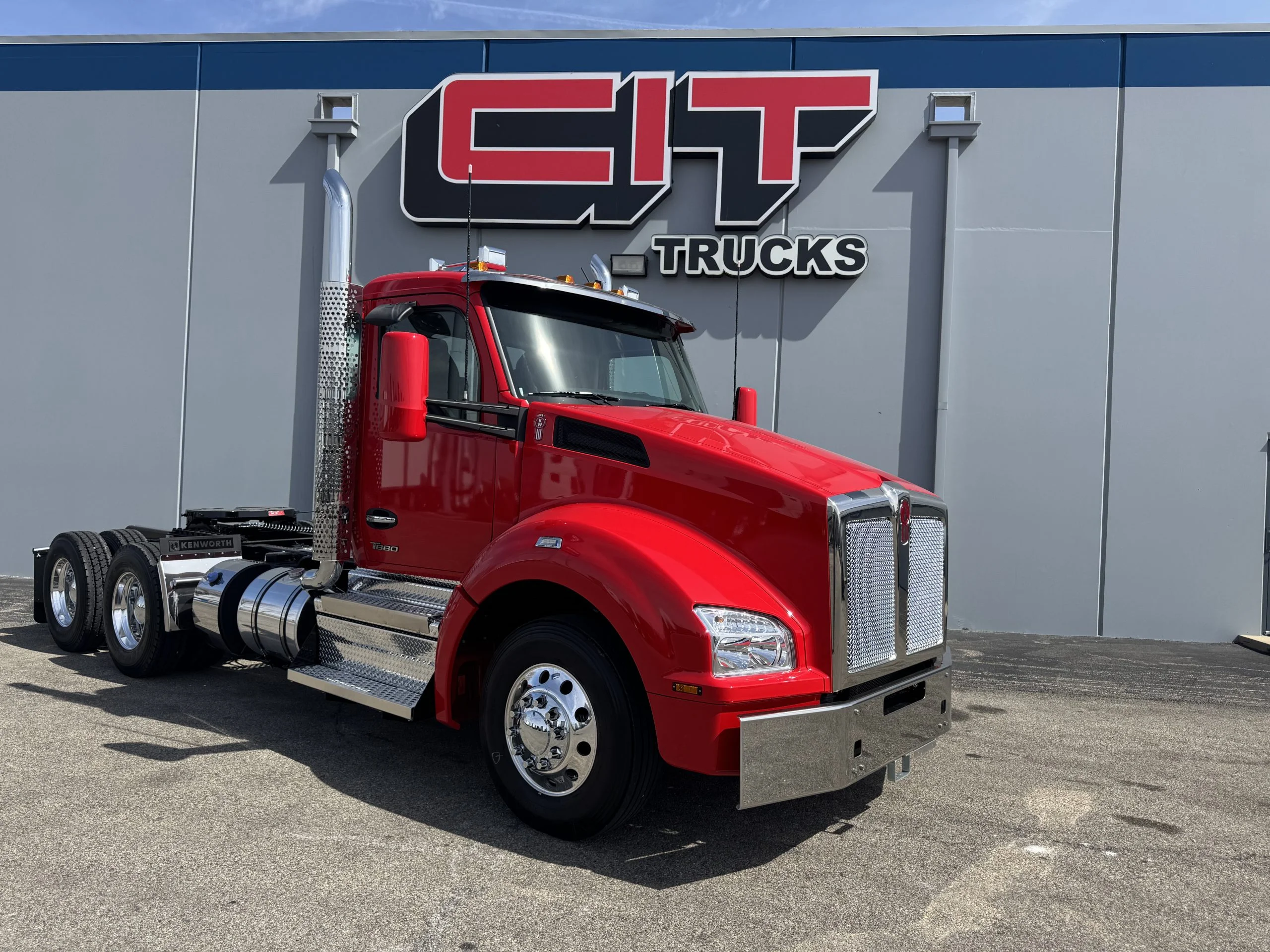 2027 Kenworth T880 in Champaign, IL — photo 3