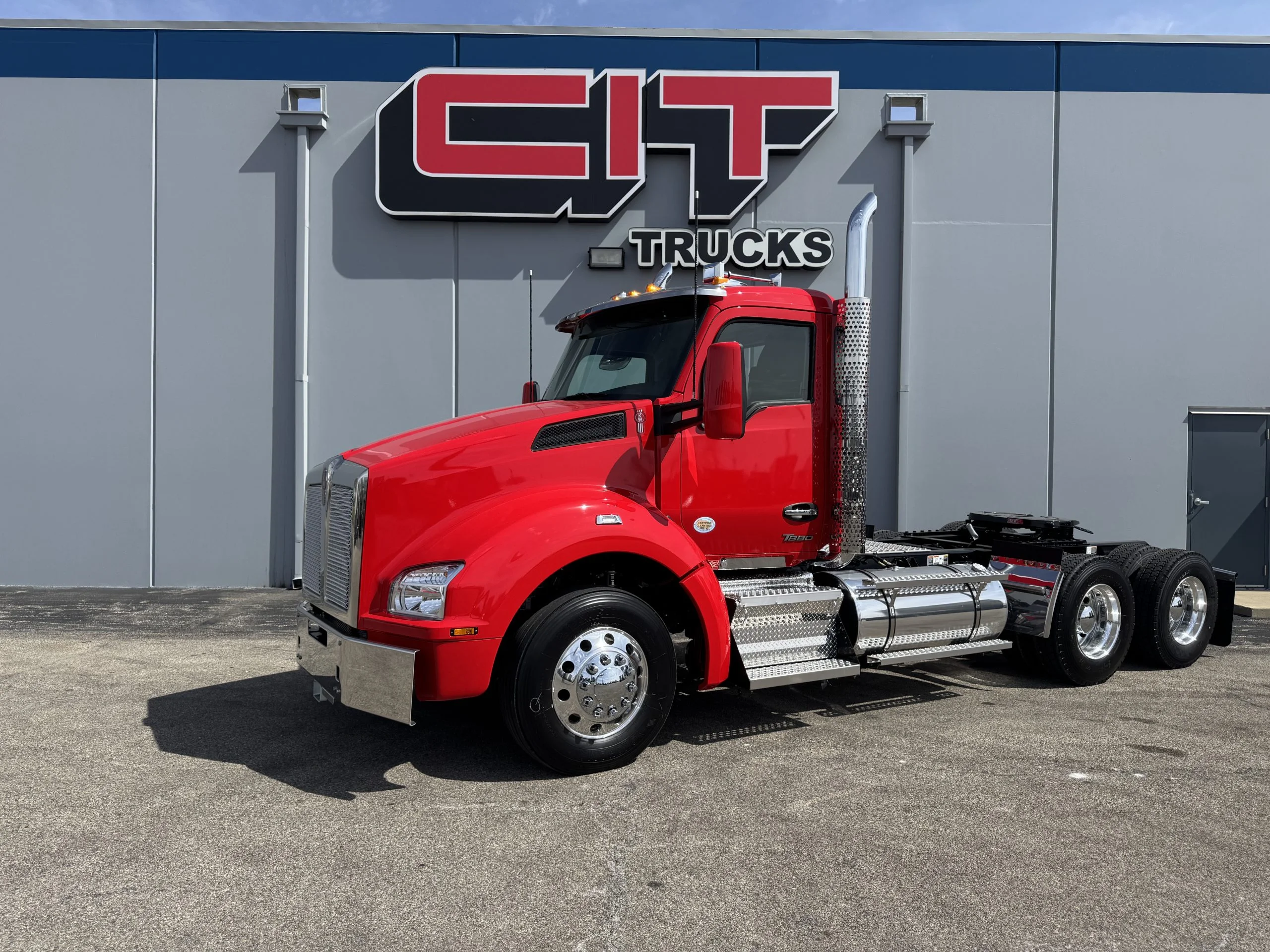 2027 Kenworth T880 in Champaign, IL