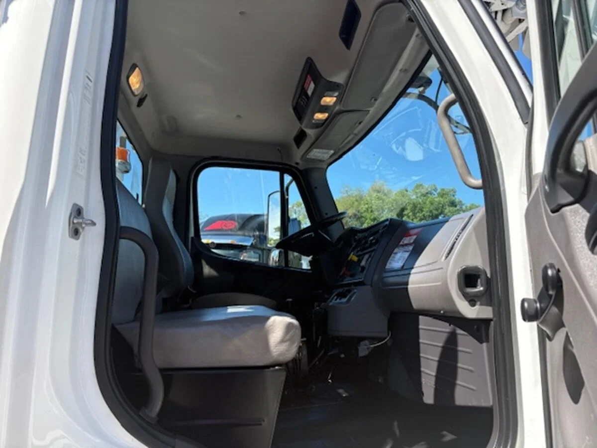 2018 Freightliner M2 106 — photo 14